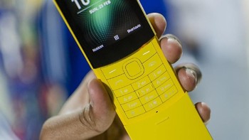 Aplikasi Google, Facebook, dan Twitter menjadi layanan yang bisa dinikmati empunya ponsel pisang ini. Foto: Digital Trends