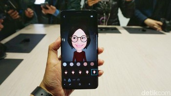 Fitur ini membuat pengguna S9 dan S9+ bisa membuat emoji berdasarkan wajahnya sendiri, yang kemudian bisa diubah sesuka hati menggunakan bermacam opsi yang ada. Foto: Rachmatunnisa/detikINET