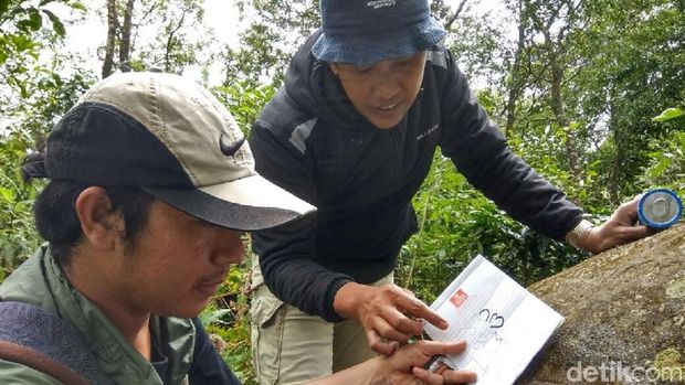 tim peneliti meneliti temuan prasasti di Gunung Ungaran