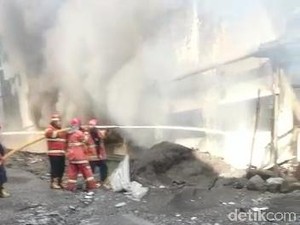 Angin Kencang Sulitkan Pemadaman Kebakaran Pabrik Tekstil Pasuruan