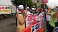 Massa kontra tampak membawa spanduk yang bertuliskan protes PK Ahok proses. (Foto: Samsudhuha Wildansyah/detikcom)