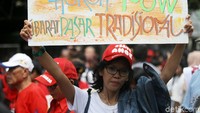 Massa pro Ahok tergabung dalam Komunitas Bangsa Bersatu terlihat masih berada di depan Gedung PN Jakut.