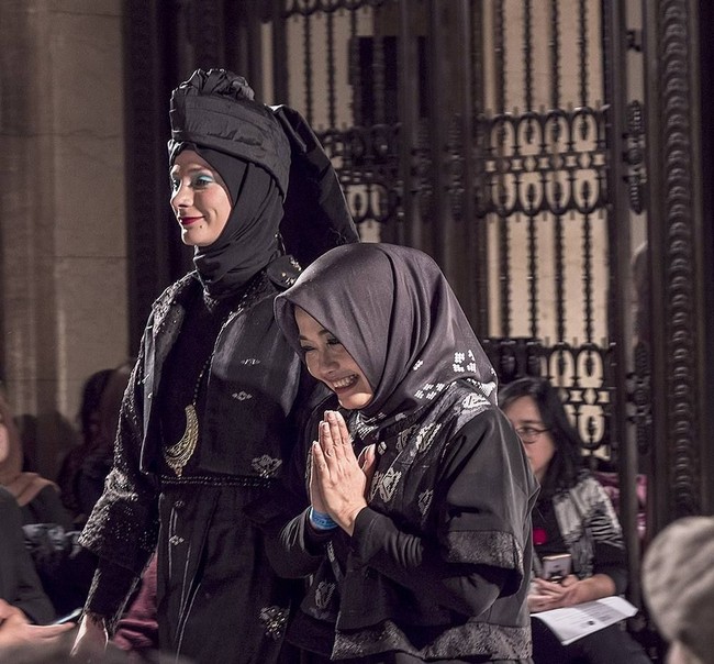 Tuty Adib tampil di ajang Fashion Scout yang digelar dalam rangkaian London Fashion Week pada Kamis (16/-2/2018). Ia membawa koleksi tenun khas Payakumbuh Sumatera Barat. Ia mengangkat tema Basiba yang merupakan busana tradisional Minangkabau. (Foto: Instagram)