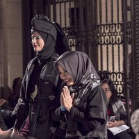 Tuty Adib tampil di ajang Fashion Scout yang digelar dalam rangkaian London Fashion Week pada Kamis (16/-2/2018). Ia membawa koleksi tenun khas Payakumbuh Sumatera Barat. Ia mengangkat tema Basiba yang merupakan busana tradisional Minangkabau. (Foto: Instagram)