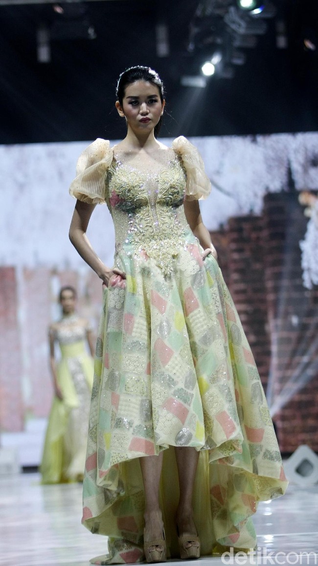 Fashion show Misan Kopaka menampilkan koleksi busana yang bertemakan Mystical Spring Secret’ di Holiday Inn, Kemayoran, Jakarta, Jumat (23/2/2018). (Foto: Mohammad Abduh/Wolipop)