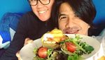 10 Momen Mesra Ariyo Wahab dan Istri Saat Makan Bareng Ini Bikin Baper!