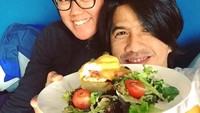 Saat dibuatkan egg benedict untuk sarapan oleh sang istri, Aryo menulis, Libur shooting. Dimasakin sarapan. Istri saya pintar.. Pintar membuat saya makin cinta. Best. Foto: Instagram @ariyowahab