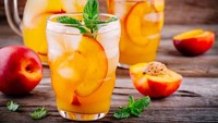 Manfaatkan buah peach kaleng untuk membuat es teh manis segar. Potong-potong buah peach sesuai selera, lalu padukan dengan mangga dan madu agar lebih enak. Foto: iStock