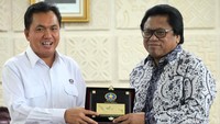 OSO menerima cenderamata dari Kepala BPH Migas M. Fanshurullah Asa.
