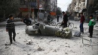 Warga melihat sisa misl yang tergeletak di pusat Kota Douma. REUTERS/Bassam Khabieh.