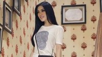 Penampilan Syahrini dalam balutan busana santai juga menarik perhatian pembaca, Senin (26/2/2018). Foto: Dok. Instagram/princessyahrini