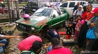 Mobil yang dikendarai pasangan lanjut usia asal Rangkasbitung, Banten itu mengalami patah as roda saat hendak pergi ke Kabupaten Garut. Istimewa.