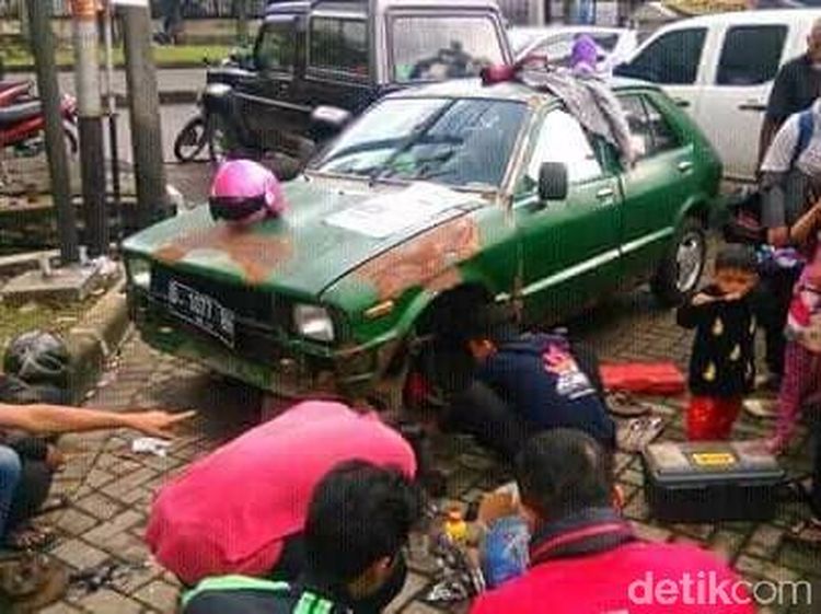 Mobil Mogok, Abah dan Ambu Nginap di Mobil 6 Hari