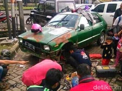 Mobil Mogok, Abah dan Ambu Nginap di Mobil 6 Hari