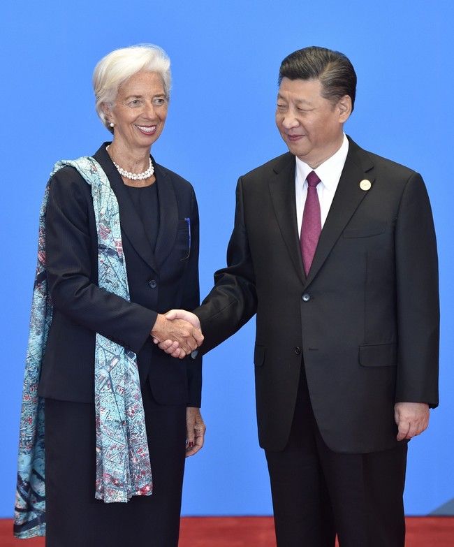 Untuk menghindari kesan monoton, perempuan 62 tahun ini sesekali memadukan busana formal polosnya dengan selendang bermotif. Banyak diantaranya bermotif etnik. (Foto: Getty Images)