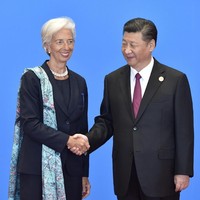 Untuk menghindari kesan monoton, perempuan 62 tahun ini sesekali memadukan busana formal polosnya dengan selendang bermotif. Banyak diantaranya bermotif etnik. (Foto: Getty Images)