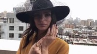 Banyak yang kaget dan berkomentar negatif soal pernikahannya itu. (Dok. Instagram/emrata)