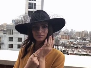 Emily Ratajkowski Ungkap Cerita Cincin Pernikahannya, Hanya 1 di Dunia