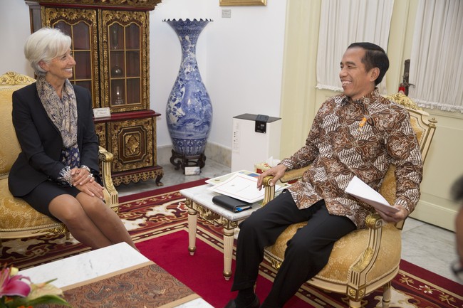 Kain bermotif batik dipakai Christine Lagarde sebagai peneman manis blazer dan rok hitamnya saat bertemu Jokowi 2015 silam. (Foto: Getty Images)