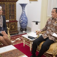 Kain bermotif batik dipakai Christine Lagarde sebagai peneman manis blazer dan rok hitamnya saat bertemu Jokowi 2015 silam. (Foto: Getty Images)