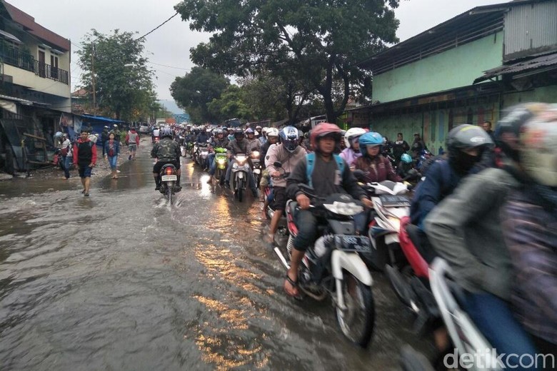 Jalur Balendah-Bojongsoang Bandung Tersendat Akibat Banjir Jalur Balendah-Bojongsoang Bandung Tersendat Akibat Banjir