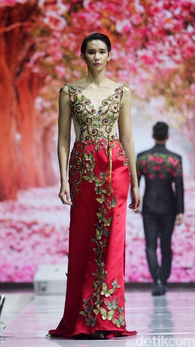 Fashion show Misan Kopaka menampilkan koleksi busana yang bertemakan Mystical Spring Secret’ di Holiday Inn, Kemayoran, Jakarta, Jumat (23/2/2018). (Foto: Mohammad Abduh/Wolipop)
