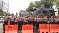 Foto: Massa kontra Ahok pun mulai berdatangan, Mereka menyanyikan yel-yel dan lagu bela Islam. Mereka juga membawa spanduk dan poster yang mengecam Ahok. (Wildan-detikcom)