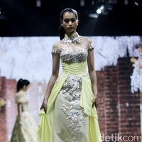 Fashion show Misan Kopaka menampilkan koleksi busana yang bertemakan Mystical Spring Secret’ di Holiday Inn, Kemayoran, Jakarta, Jumat (23/2/2018). (Foto: Mohammad Abduh/Wolipop)