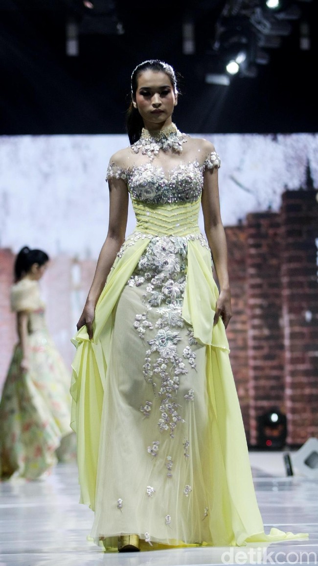 Fashion show Misan Kopaka menampilkan koleksi busana yang bertemakan Mystical Spring Secret’ di Holiday Inn, Kemayoran, Jakarta, Jumat (23/2/2018). (Foto: Mohammad Abduh/Wolipop)