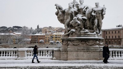 Foto: Langka! Roma Diguyur Hujan Salju Terlebat