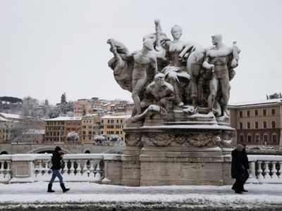 Foto: Langka! Roma Diguyur Hujan Salju Terlebat