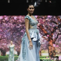 Fashion show Misan Kopaka menampilkan koleksi busana yang bertemakan Mystical Spring Secret’ di Holiday Inn, Kemayoran, Jakarta, Jumat (23/2/2018). (Foto: Mohammad Abduh/Wolipop)