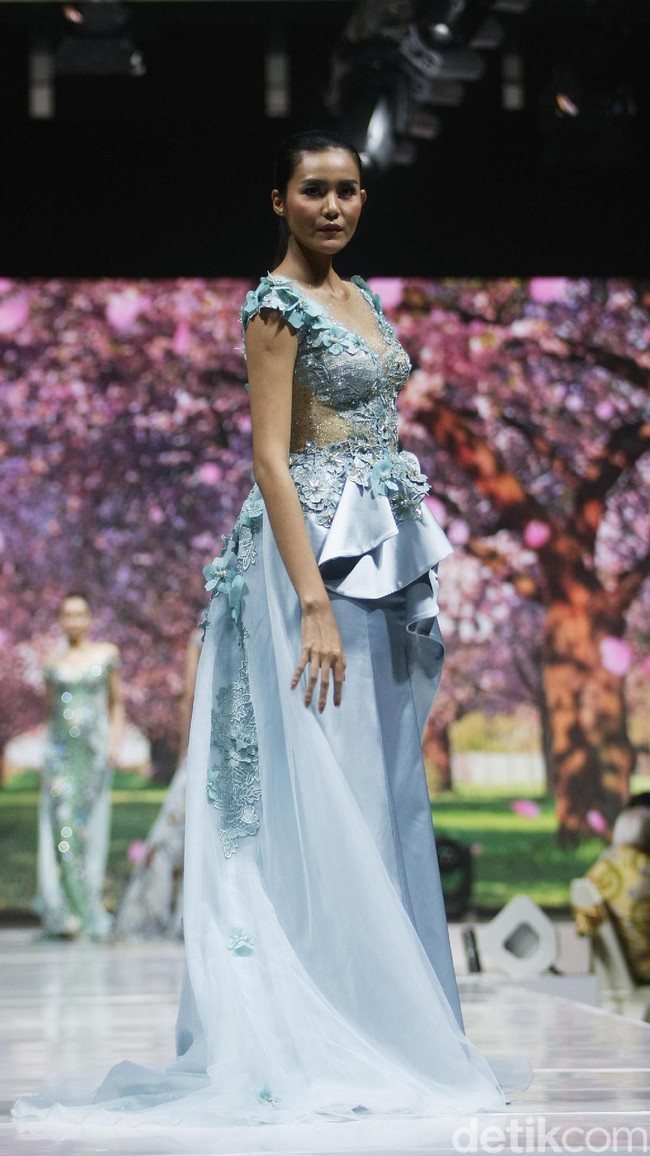 Fashion show Misan Kopaka menampilkan koleksi busana yang bertemakan Mystical Spring Secret’ di Holiday Inn, Kemayoran, Jakarta, Jumat (23/2/2018). (Foto: Mohammad Abduh/Wolipop)