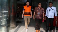 Hendarwan Maruszaman keluar gedung KPK usai menjalani pemeriksaan lanjutan kasus dugaan suap terkait penganggaran kembali proyek pembangunan Jembatan Kedungkandang dalam APBD Pemkot Malang tahun anggaran 2016 pada 2015.