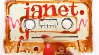 Keren! permennya berbentuk kaset pita. Permen kaset pitanya khusus dibuat untuk Janet Jackson. Pantas saja di sana ada tulisan Janet. Foto: Instagram @maayan.zilberman