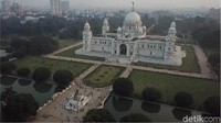 Begitu masuk ke pelataran, terdapat patung dan ukiran-ukiran yang menceritakan tentang Ratu Victoria (Fuad Fariz/detikTravel)