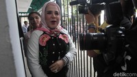 Fitria Sukaesih datang ke setelah ibunya Elvy Sukaesih.
