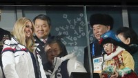Ivanka tampak mengenakan jaket tebal berwarna putih. Senyum merekah dari wajahnya. (Foto: Dok. REUTERS/Lucy Nicholson)