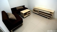 Jokowi mengecek fasilitas hingga furnitur di Wisma Atlet, seperti lift dan kamar atlet. Jokowi mengatakan fasilitas yang harus dibenahi seperti kursi luar ruangan dan tempat santai.