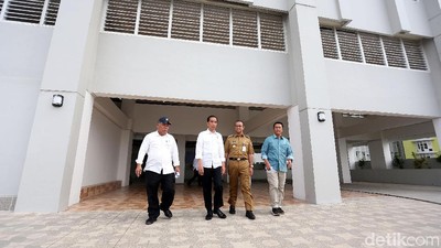 Foto: Jokowi-Anies Tinjau Wisma Atlet
