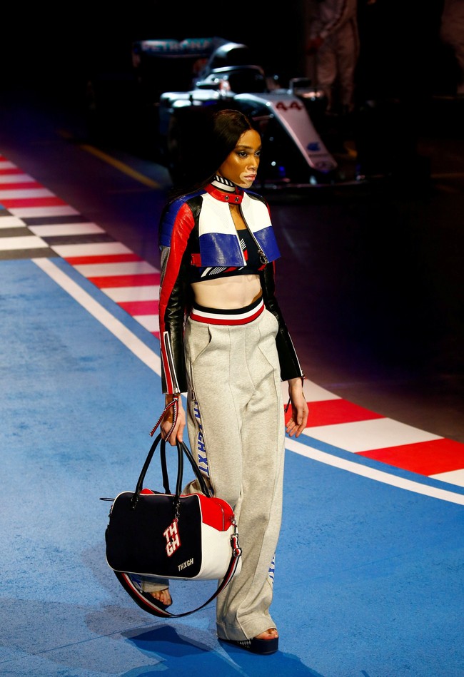 Ini merupakan koleksi terakhir See Now, Buy Now bersama Gigi Hadid. Didominasi busana bergaya sporty, ada banyak perpaduan jumpsuit, jaket, jumper hingga swimsuit dengan nuansa balap yang kental. Foto: Reuters