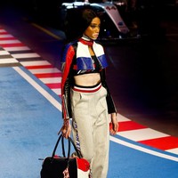 Ini merupakan koleksi terakhir See Now, Buy Now bersama Gigi Hadid. Didominasi busana bergaya sporty, ada banyak perpaduan jumpsuit, jaket, jumper hingga swimsuit dengan nuansa balap yang kental. Foto: Reuters