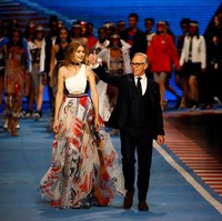 Gigi Hadid dan Tommy Hilfiger naik ke panggung dan berjalan beriringan. Foto: Reuters