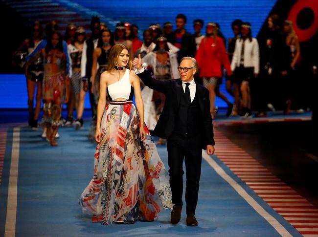 Gigi Hadid dan Tommy Hilfiger naik ke panggung dan berjalan beriringan. Foto: Reuters