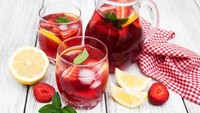 Yang satu ini jadi favorit anak-anak karena rasanya manis, asam dan segar. Es teh strawberry bisa dibuat dengan memotong-motong kasar strawberry dulu sebelum dicampurkan dalam es teh. Foto: iStock