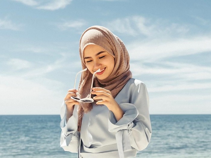 20+ Ide Gaya Berfoto Di Pantai Sendiri Hijab