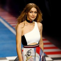 Setelah Gigi Hadid, siapa lagi model yang akan diajak kolaborasi di koleksi spesial Tommy Hilfiger selanjutnya? Foto: Reuters