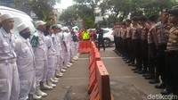Kedua massa yang berbeda tujuan ini berada di sisi kiri dan kanan PN Jakut dengan mobil komandonya masing-masing.
