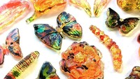 Paduan warna permen ini sangat cantik. Kali ini tema yang Mayaan ambil adalah metamorfosis kupu-kupu. Ada bunga, ulat, dan kupu-kupu. Foto: Instagram @maayan.zilberman