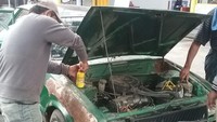 Setelah mobil bisa dijalankan, Buang dan Surtiah diajak olehnya menginap sementara di rumahnya di kawasan Banjaran, Kabupaten Bandung. Sementara mobil kedunya dilanjutkan perbaikan di bengkel terdekat di rumahnya. Istimewa.